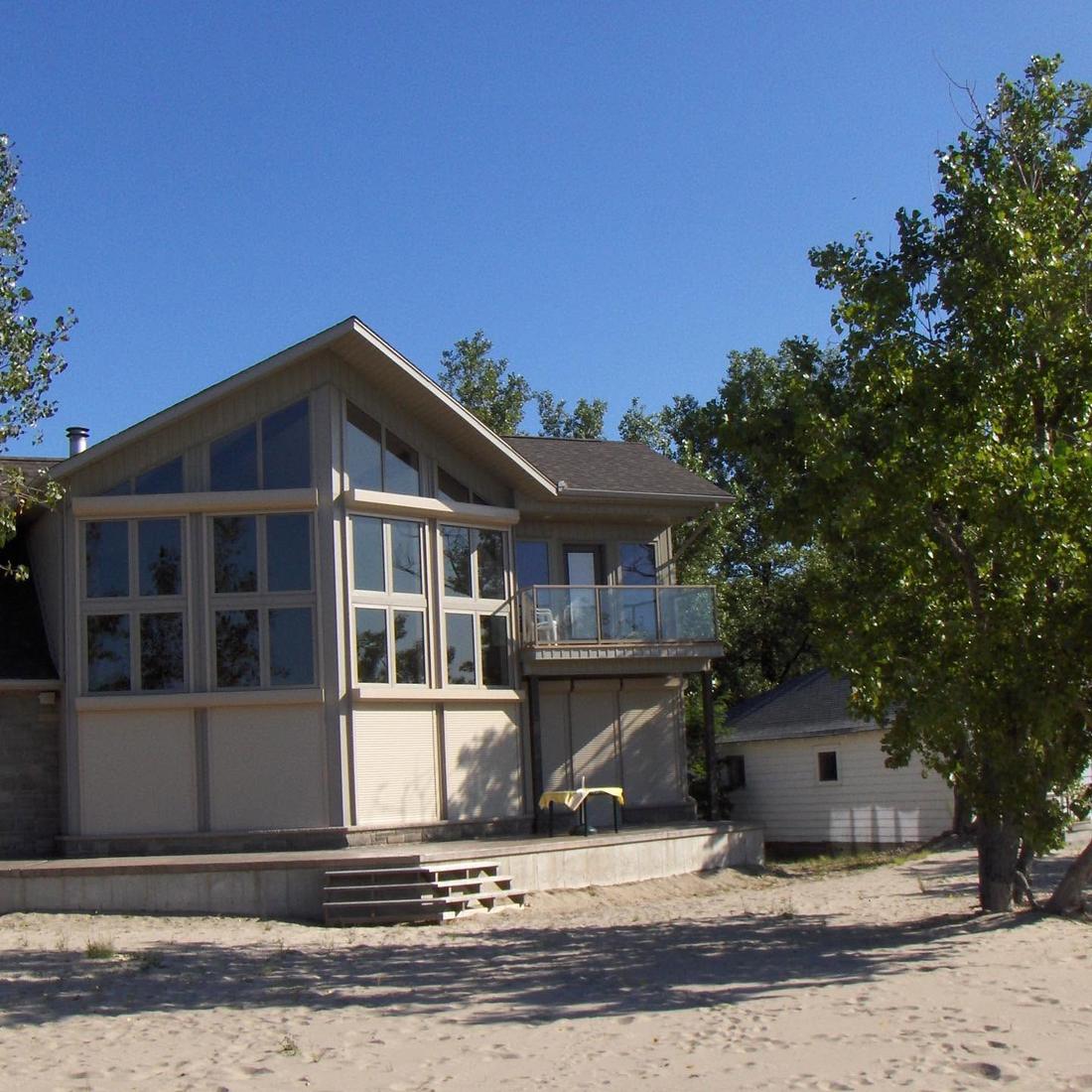 Beach house with full-height glazing to the lake